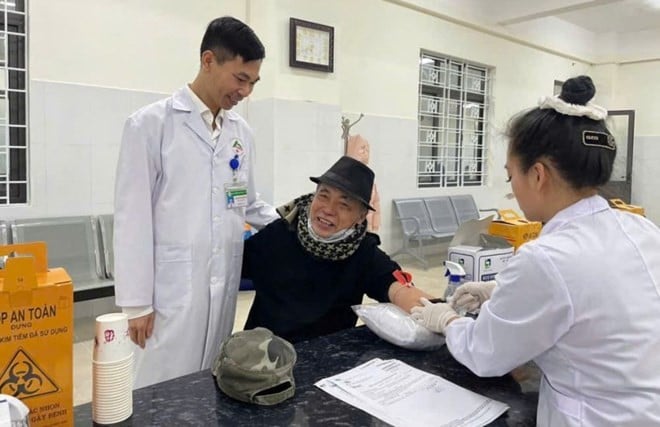 Bác sĩ Nguyễn Quốc Huy thăm khám cho bệnh nhân.