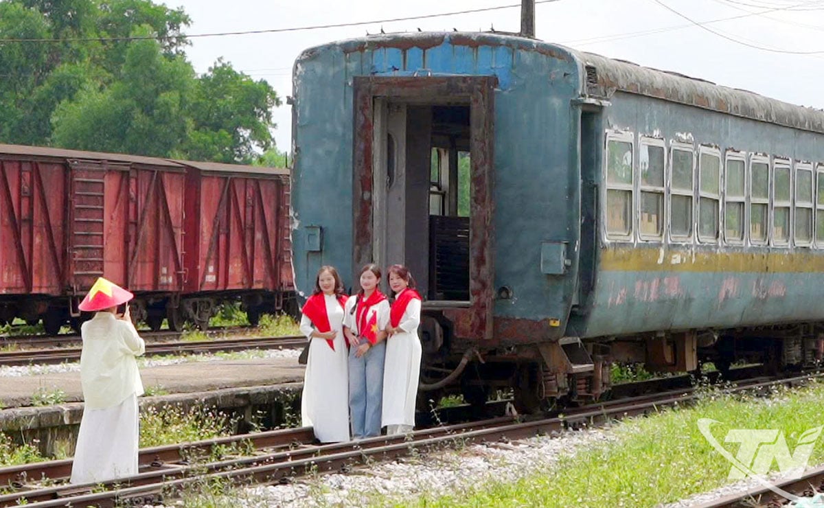 A group of young people took photos to check-in at Luu Xa station.