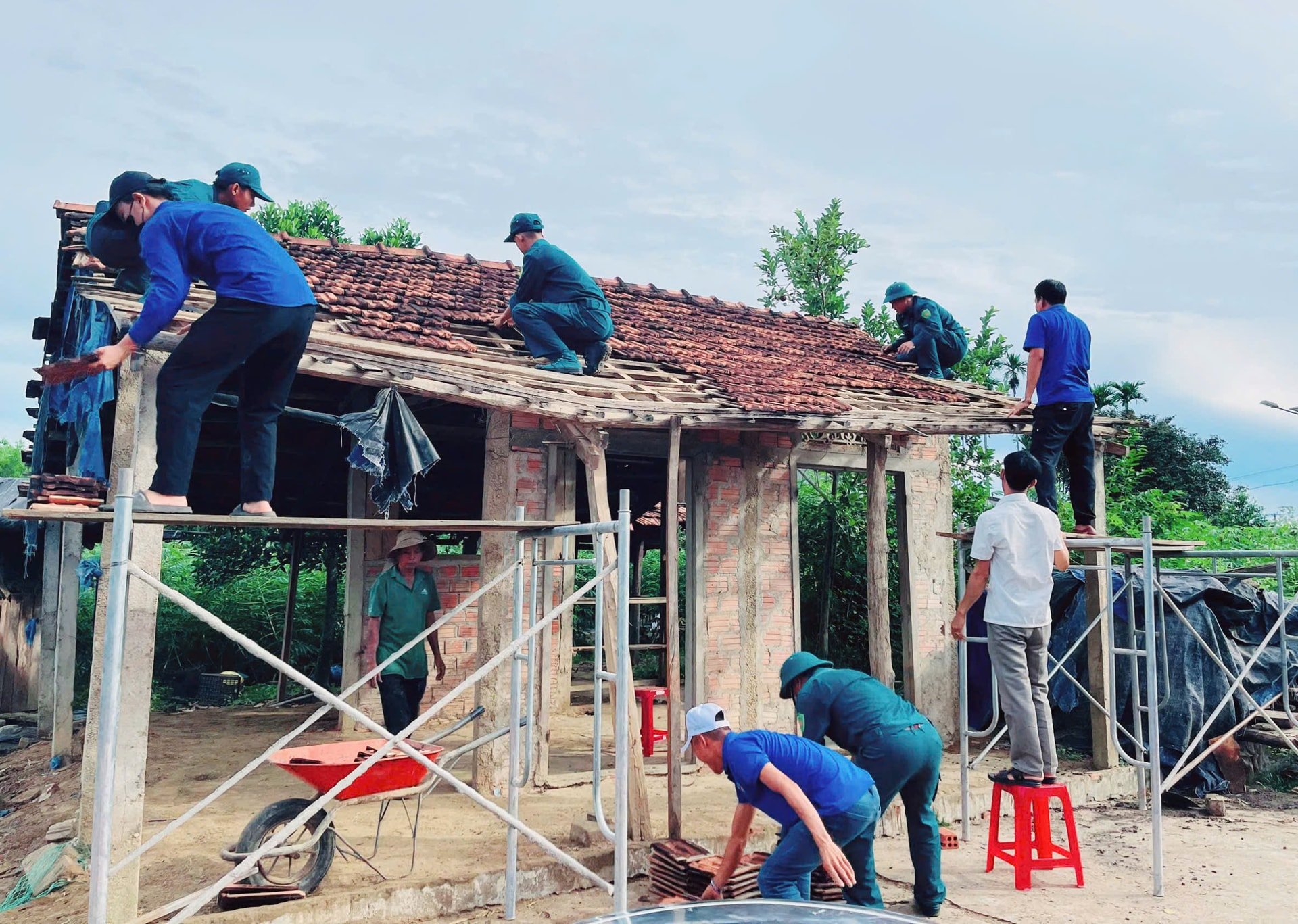 សម្ព័ន្ធយុវជនឃុំតាអាញ់ គាំទ្រថ្ងៃធ្វើការ ដើម្បីរុះរើផ្ទះបណ្ដោះអាសន្នក្នុងមូលដ្ឋាន។ រូបថត៖ ហូ