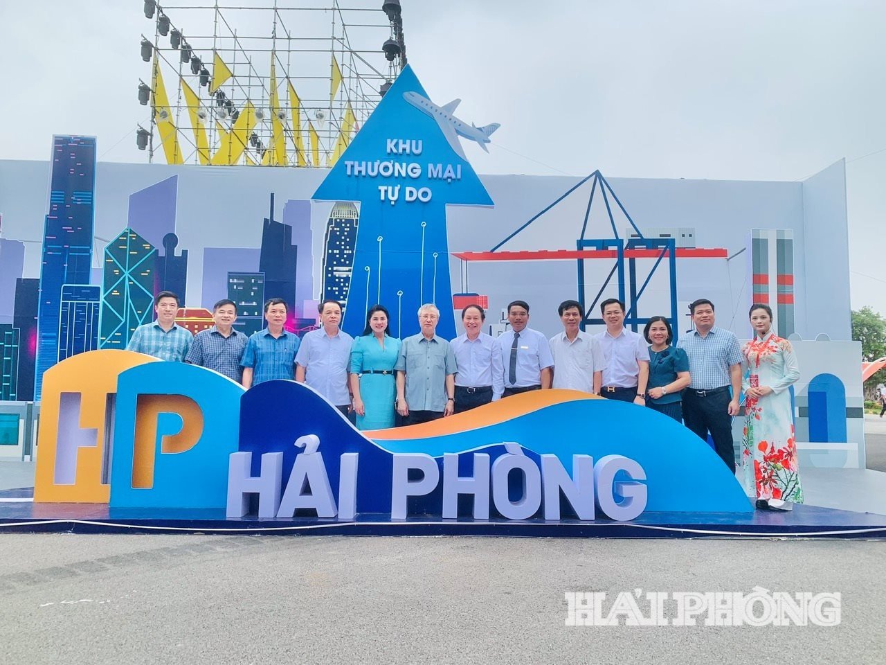 ថ្នាក់​ដឹក​នាំ​ទីក្រុង និង​មជ្ឈិម​ទស្សនា​ទេសភាព​តូច​ៗ​នៃ​តំបន់​ពាណិជ្ជកម្ម​សេរី Hai Phong