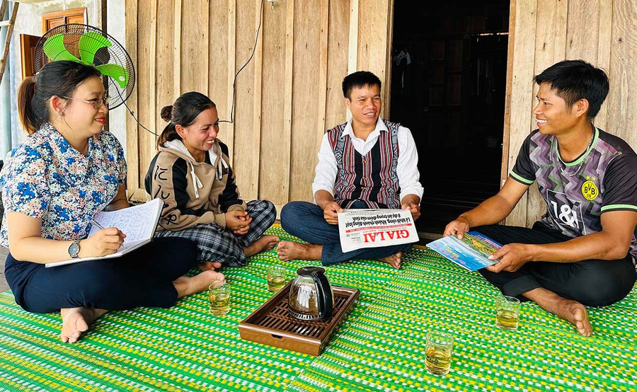 Đảng viên thuộc Chi bộ thôn 2 An Dũng trực tiếp đến nhà người dân tuyên truyền các chính sách, pháp luật mới của Đảng, Nhà nước, tỉnh Gia Lai. Ảnh: Duy Đăng