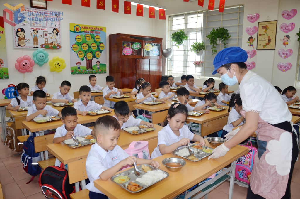 Mahlzeiten in der Ha Long Primary School.