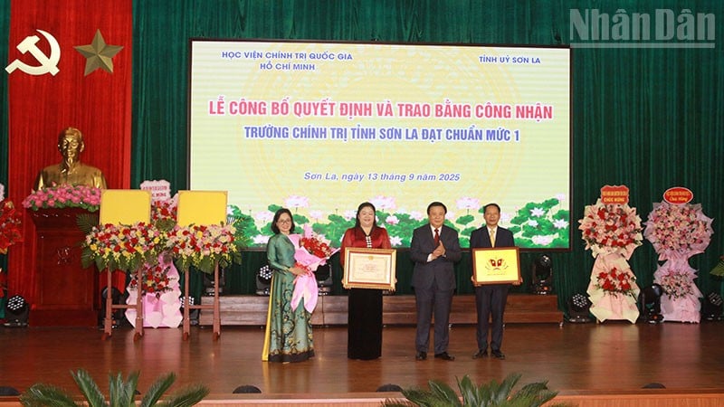 សមមិត្ត Nguyen Xuan Thang បានប្រគល់វិញ្ញាបនបត្រស្តង់ដារកម្រិត ១ ដល់សាលានយោបាយខេត្ត Son La។
