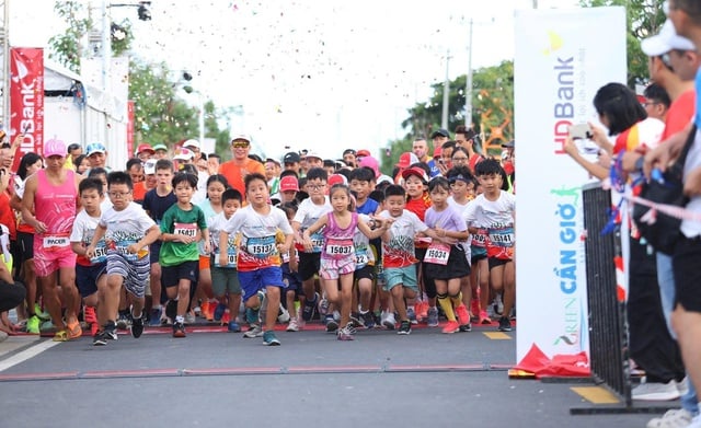 'Chồng cõng vợ' chạy Marathon Cần Giờ trong bộ áo mới- Ảnh 1.