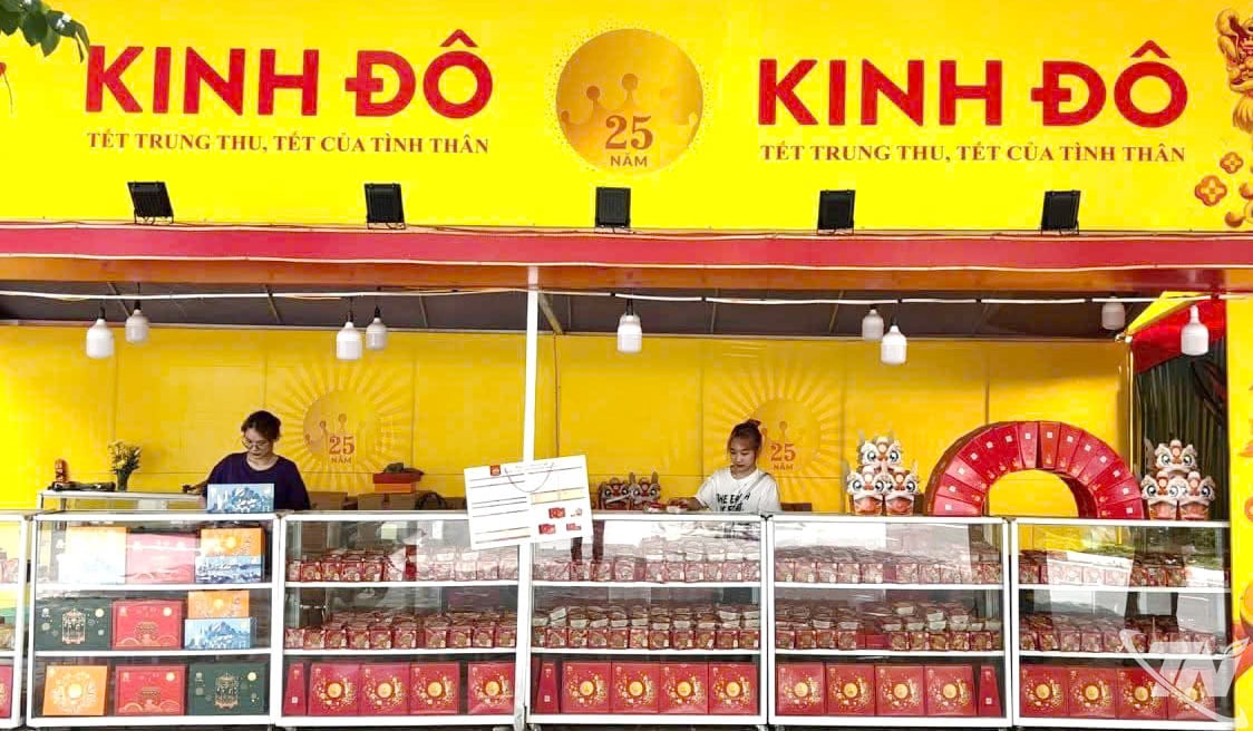 នំព្រះខែរបស់ម៉ាក Kinh Do, Bibica និង Huu Nghi ត្រូវបានលក់នៅតាមផ្លូវធំ។