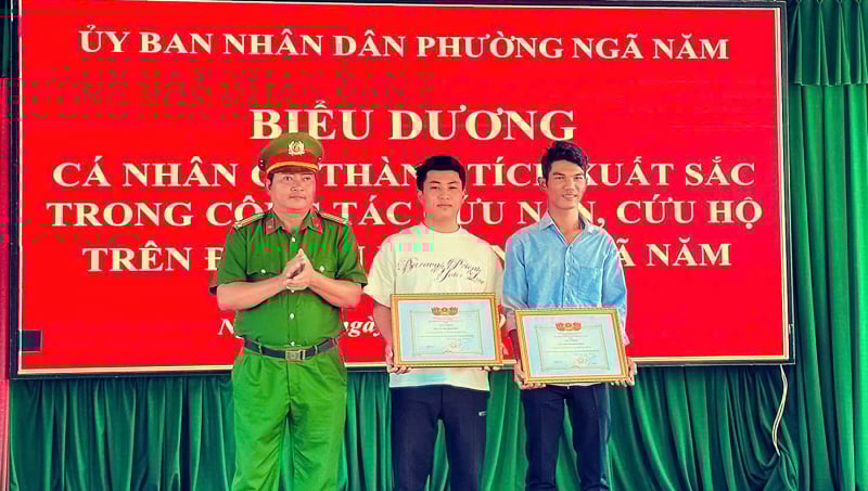 ផ្តល់រង្វាន់ដល់យុវជនក្លាហាន២នាក់ ដែលបានជួយសង្គ្រោះមនុស្សលង់ទឹក -0