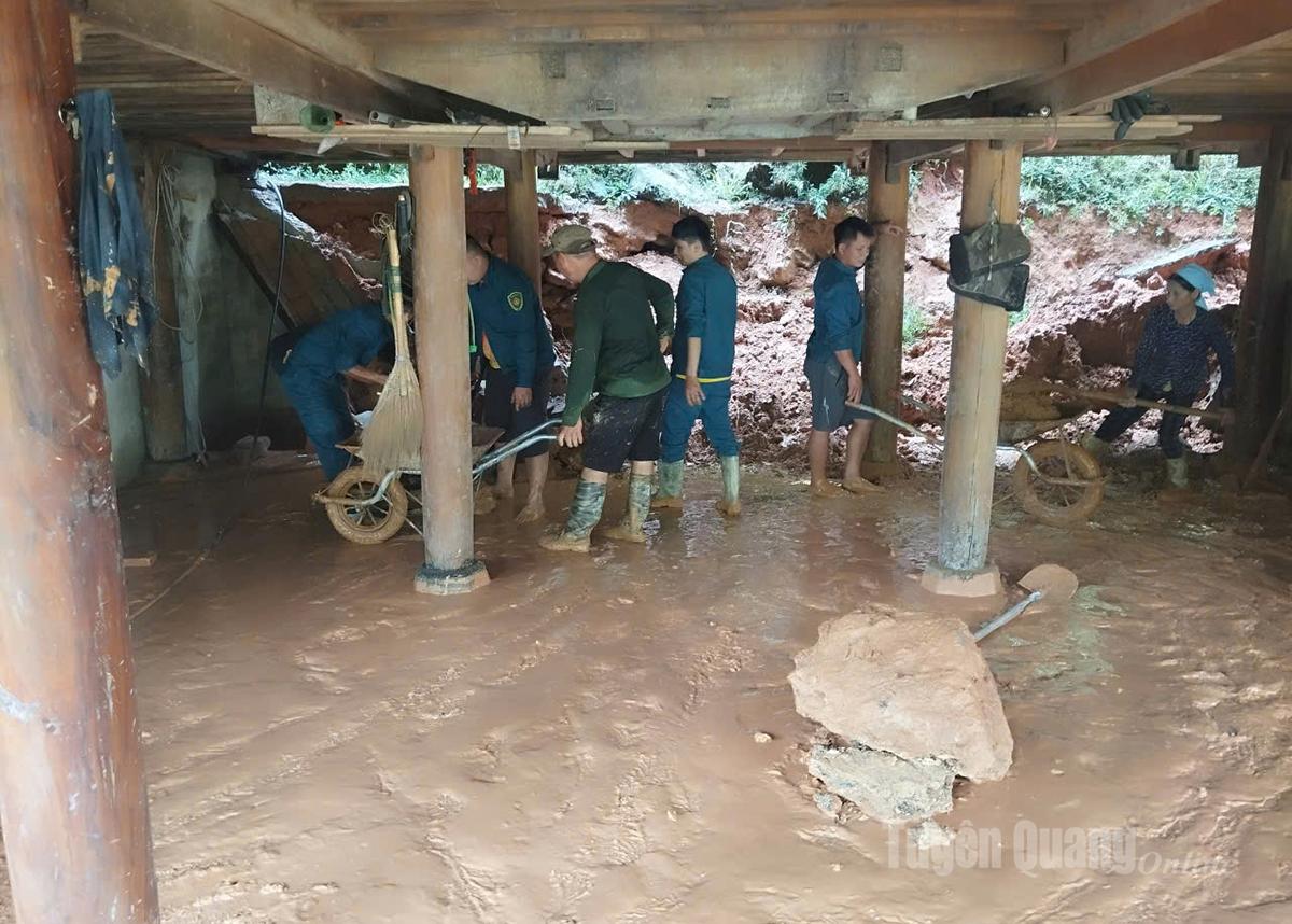 On-site force 4 of Khuon Lung commune supported Mr. Hoang Van Ven's family, Trung Thanh village, to clean up and move their property.