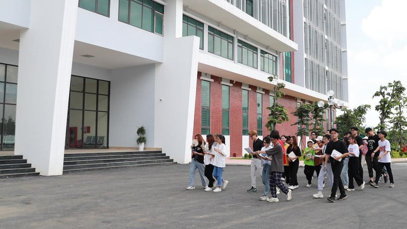 Sinh viên đại học lên giảng đường (Ảnh minh họa)