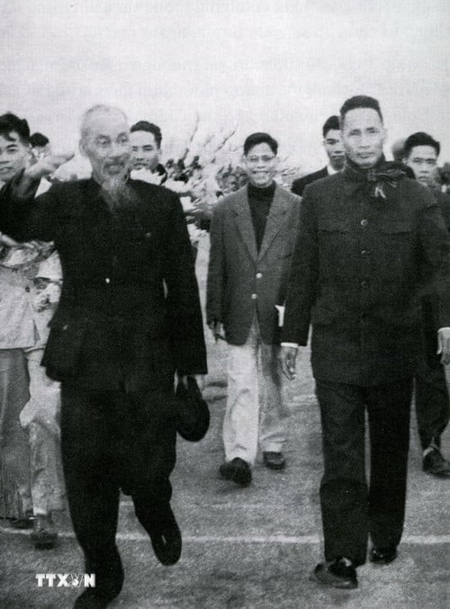 ttxvn-0409-chu-tich-ho-chi-minh-voi-1.jpg