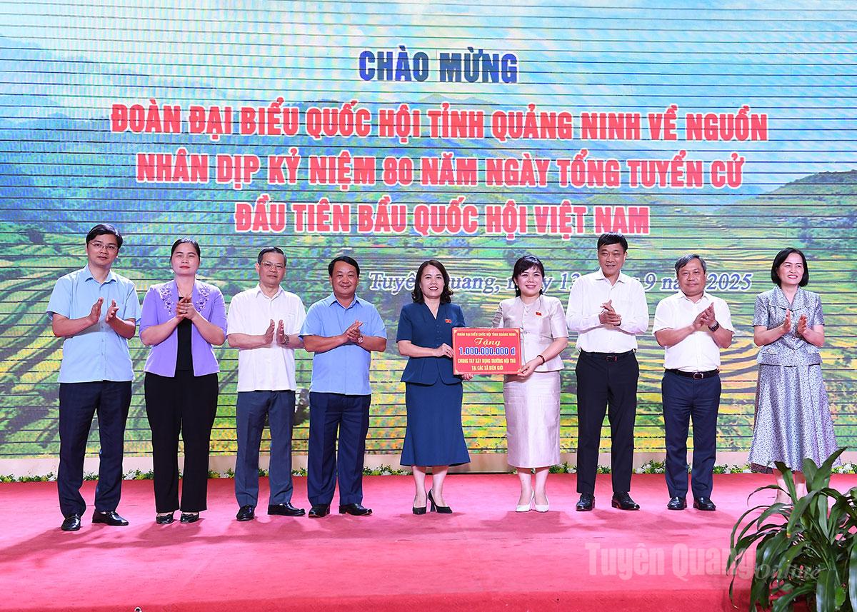 អនុប្រធានរដ្ឋសភា លោក Vu Hong Thanh និងថ្នាក់ដឹកនាំខេត្ត Quang Ninh និង Tuyen Quang បានធ្វើជាសាក្សីក្នុងពិធីប្រគល់ថវិកាចំនួន ១ ពាន់លានដុង ពីគណៈប្រតិភូរដ្ឋសភាខេត្ត Quang Ninh ដើម្បីជួយខេត្ត Tuyen Quang ក្នុងការកសាងសាលាបណ្ដុះបណ្ដាលនៅតាមតំបន់ព្រំដែន។