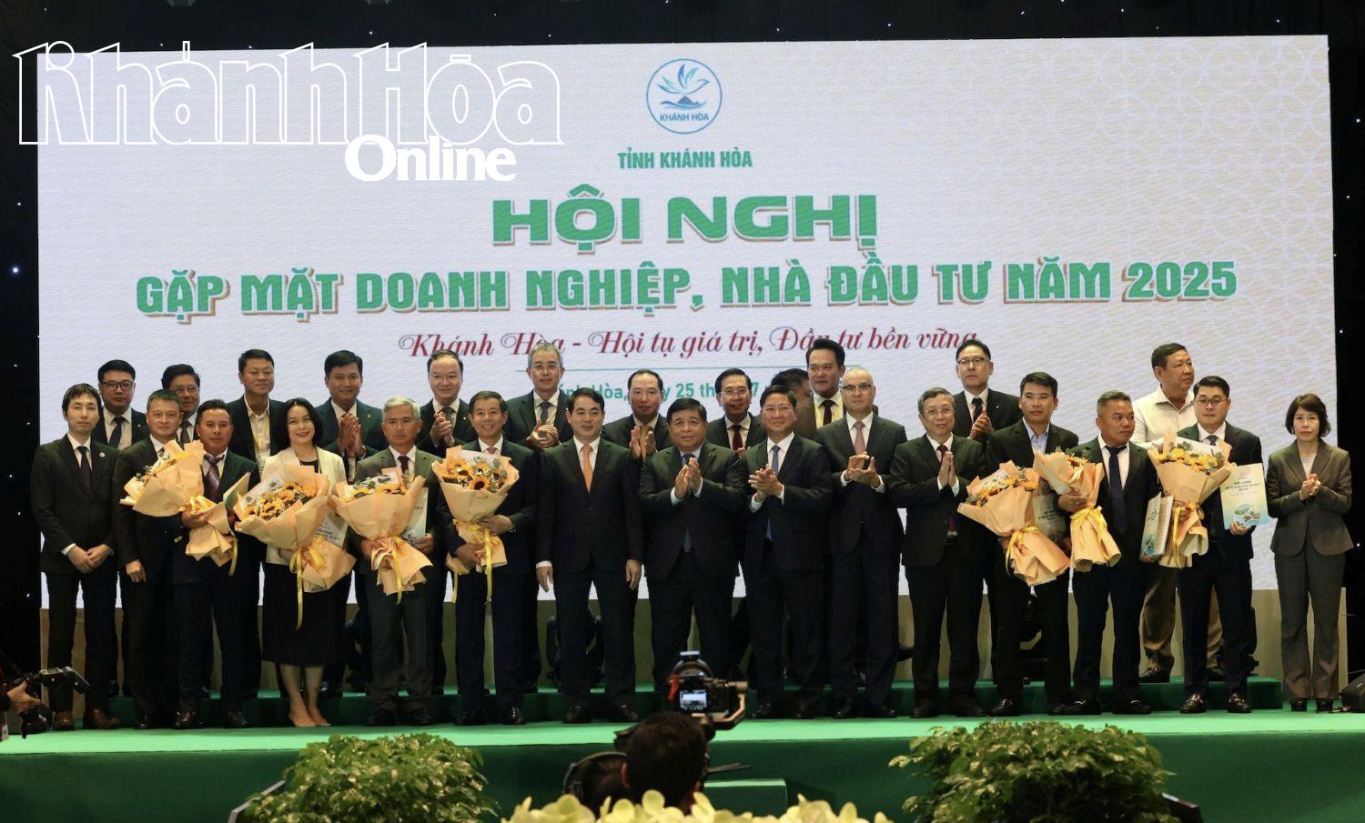 ឧបនាយករដ្ឋមន្ត្រី Nguyen Chi Dung និងថ្នាក់ដឹកនាំខេត្ត Khanh Hoa ជូនកម្រងផ្កាជូនអង្គភាពអាជីវកម្មក្នុងកិច្ចប្រជុំឆ្នាំ ២០២៥ ជាមួយអង្គភាពអាជីវកម្ម និងអ្នកវិនិយោគ។