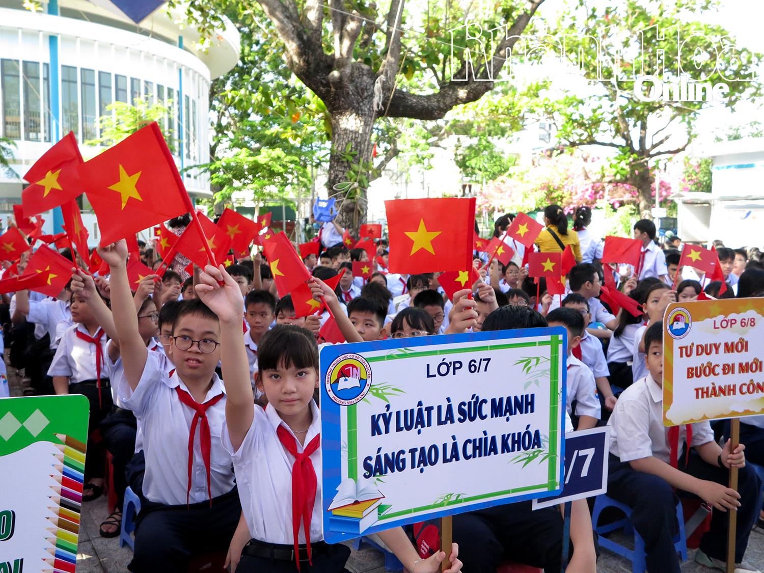 Học sinh Trường THCS Thái Nguyên (phường Nha Trang).