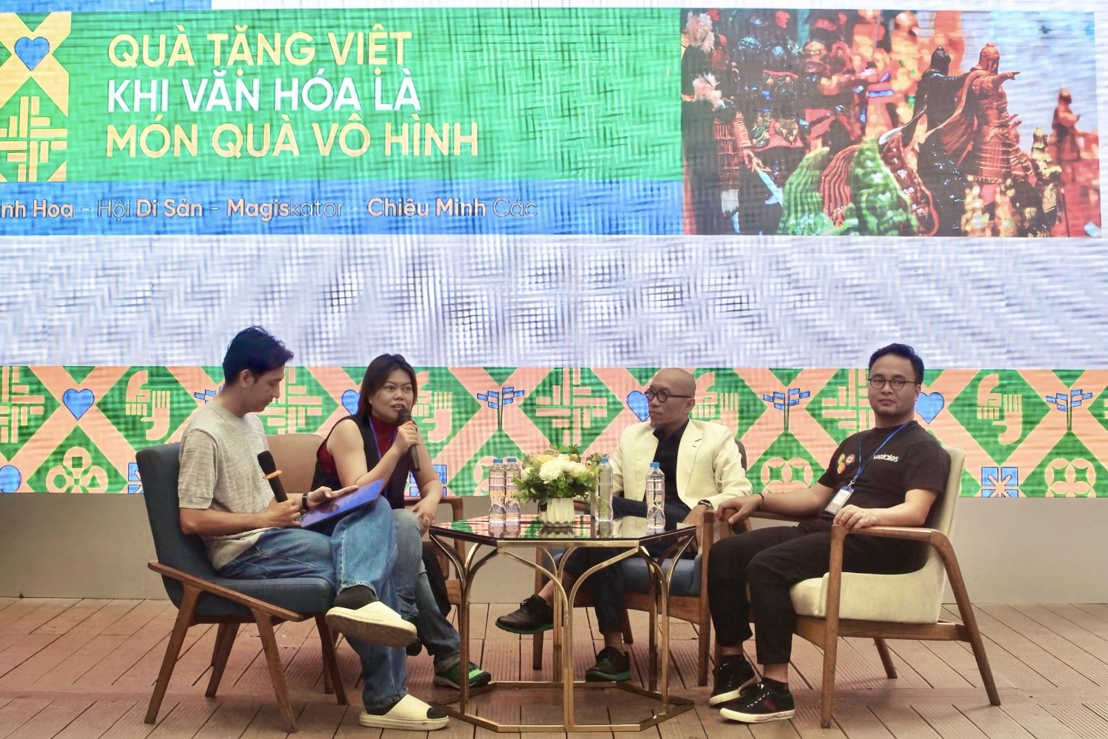 Đại biểu và khách mời cùng trao đổi về chủ đề "Quà tặng Việt - Khi văn hóa là món quà vô hình".