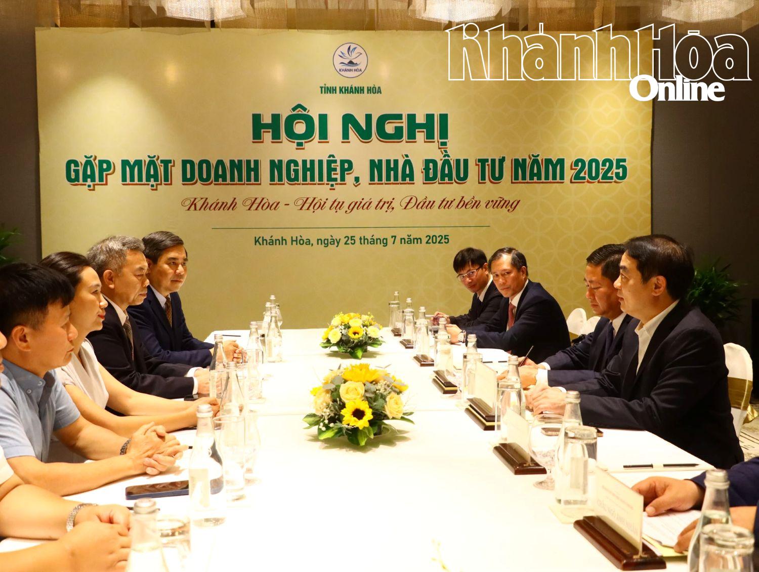 លេខាបក្សខេត្ត Nghiem Xuan Thanh បានជួបសំណេះសំណាល និងពិភាក្សាអំពីឱកាសវិនិយោគជាមួយអង្គភាពអាជីវកម្ម។