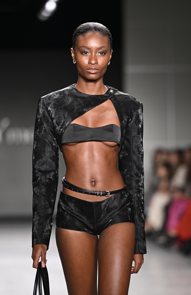 NTK Việt mang thời trang táo bạo lên New York Fashion Week  - Ảnh 9.