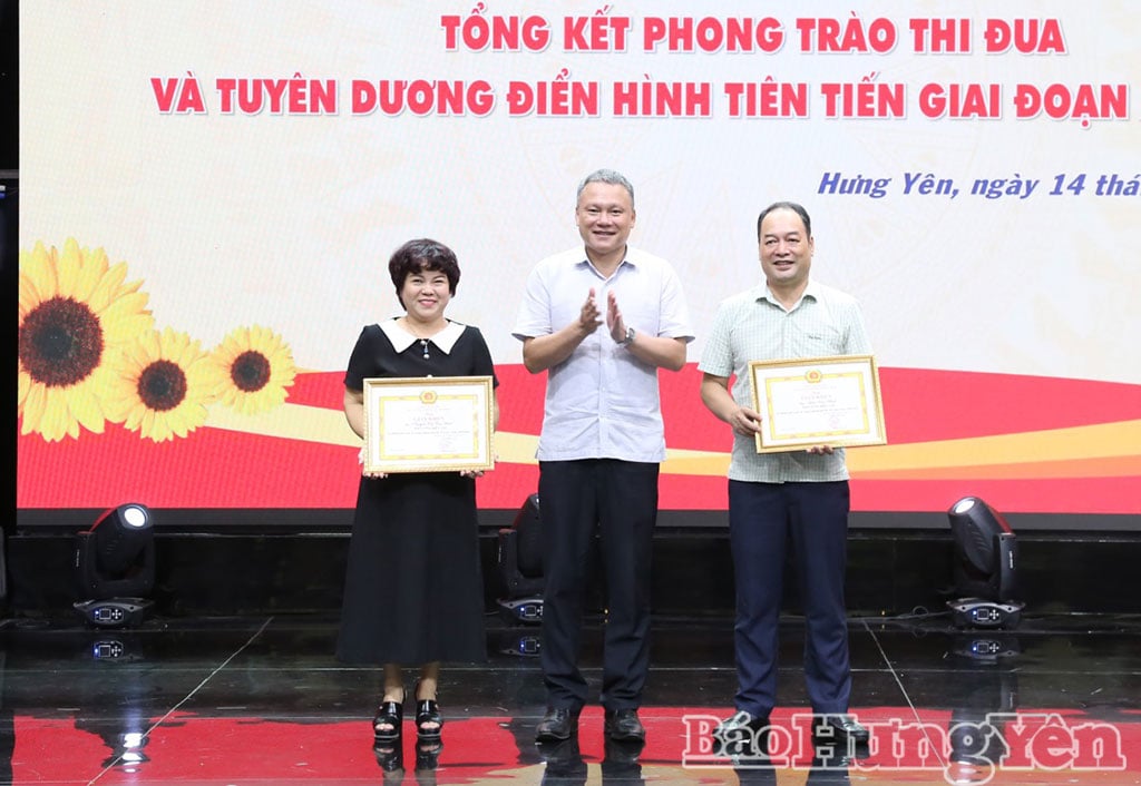 Hung Yen Gazetesi, Radyo ve Televizyonu Genel Yayın Yönetmeni Yoldaş Hoang Minh Son, üstün başarılara imza atan kişileri takdir etti.