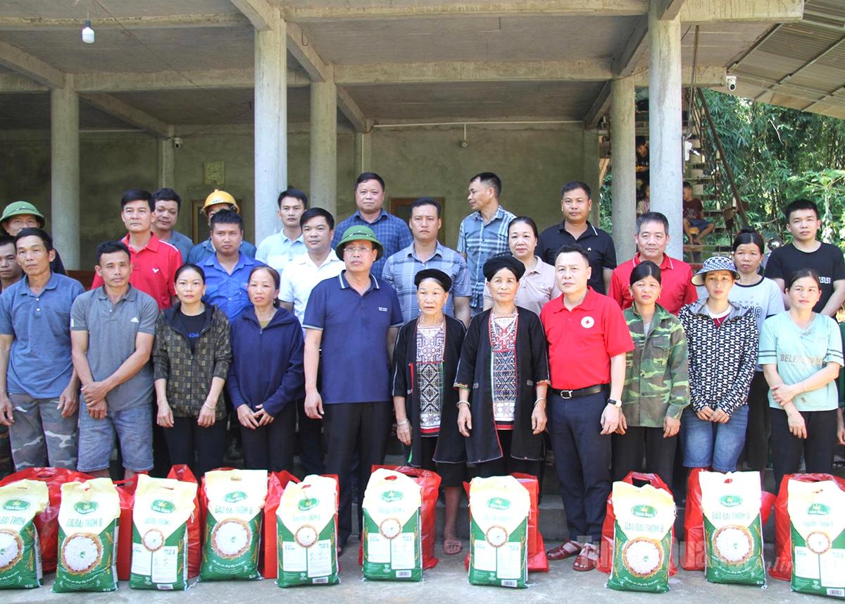 កាកបាទក្រហមខេត្ត ប្រគល់អំណោយដល់គ្រួសាររងគ្រោះដោយទឹកជំនន់នៅឃុំយ៉េនភូ។
