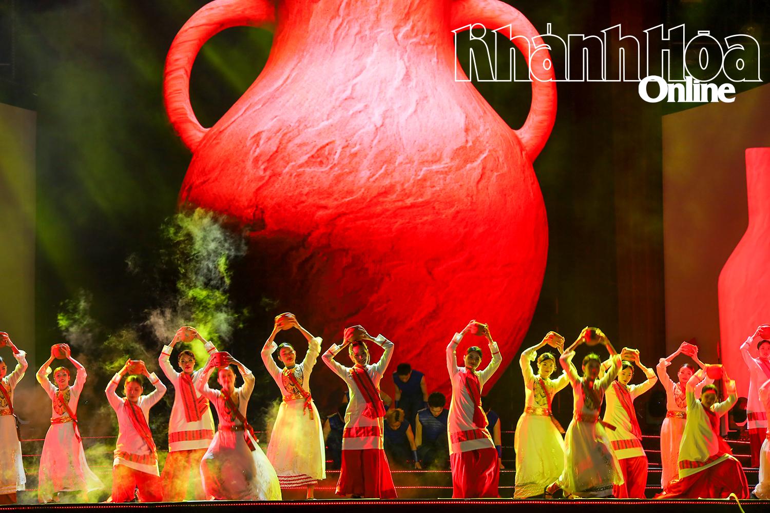 រូបភាពក្មេងស្រីជនជាតិចាមជាមួយនឹងការបើករបាំប្រពៃណី La Tien Show - The Coi ។