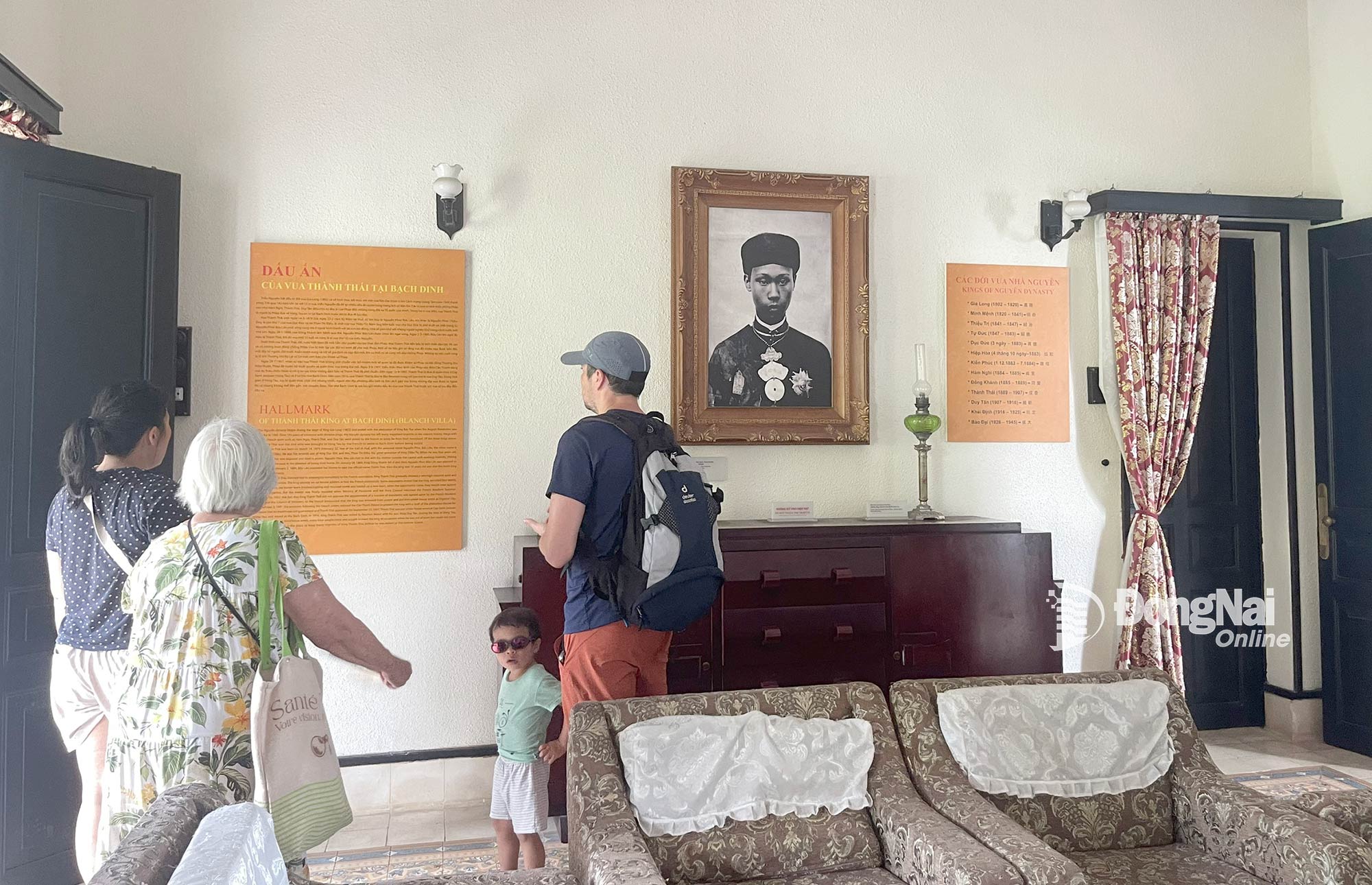 អ្នកទស្សនាស្វែងយល់អំពីស្តេចថាញ់ថៃ។ រូបថត៖ ឡាំវៀន