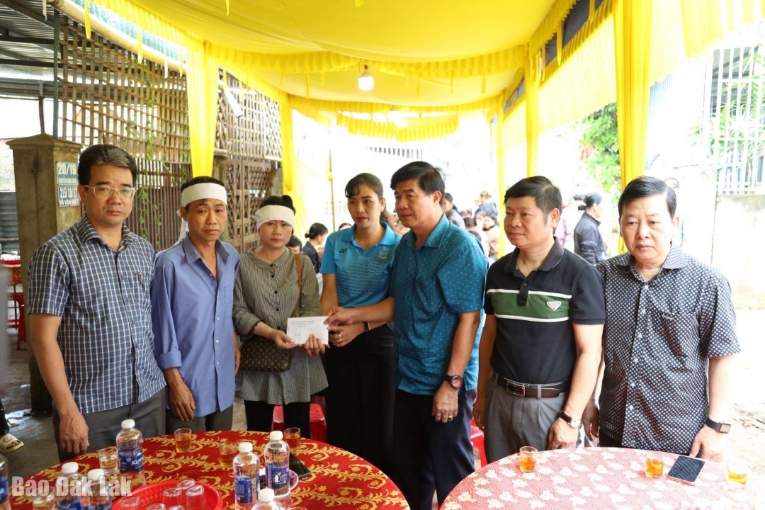 ថ្នាក់ដឹកនាំខេត្តបានចុះសួរសុខទុក្ខ និងផ្តល់ថវិកាឧបត្ថម្ភដល់គ្រួសារជនរងគ្រោះ។