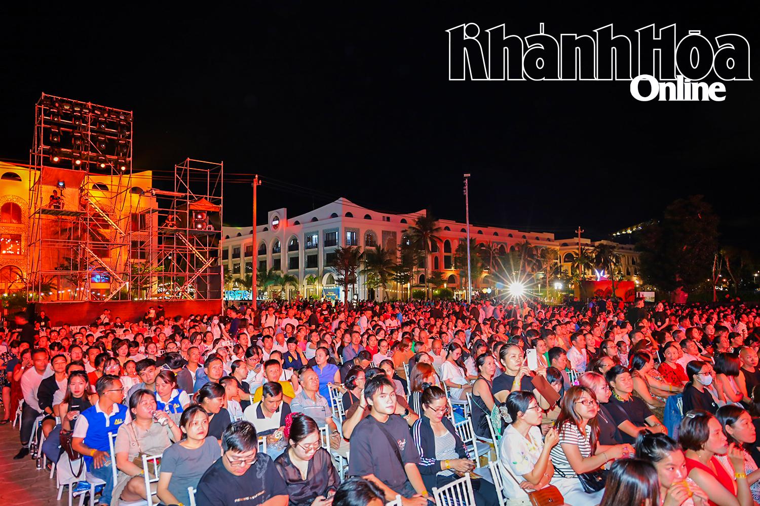ទស្សនិកជន​រាប់​ពាន់​នាក់​បាន​ចូល​រួម​ទស្សនា​ការ​សម្ដែង​នេះ។