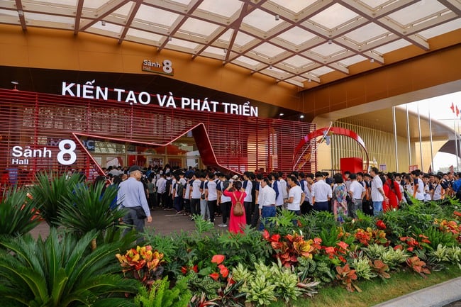 Triển lãm "80 năm hành trình Độc lập-Tự do-Hạnh phúc" đón 1,3 triệu lượt khách trong ngày 13/9 - Ảnh 1.