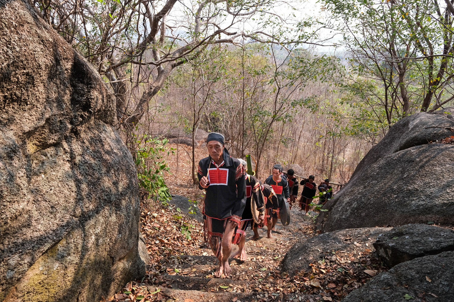 ong-siu-pho-dan-dau-doan-nghi-le-di-chuyen-len-nui-chu-tao-yang-de-thec-hien-nghi-le-cung-cau-mua.jpg