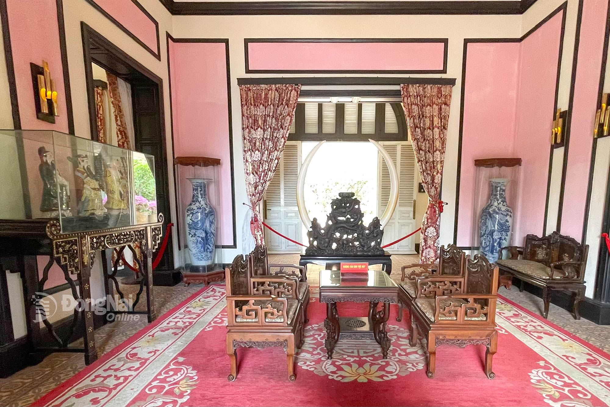 បន្ទប់ទទួលភ្ញៀវមានវត្ថុបុរាណដ៏មានតម្លៃជាច្រើន ជាពិសេសគឺថូផ្កាសេរ៉ាមិចធ្វើពីកញ្ចក់ពណ៌ដុងណៃ Bien Hoa ដើមសតវត្សទី 20។ រូបថត៖ ឡាំវៀន
