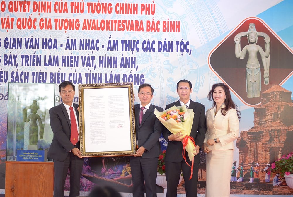 ឧទ្ទេសនាម រតនសម្បត្តិជាតិ Avalokitesvara Bac Binh ដល់សាធារណជន - រូបថត ១