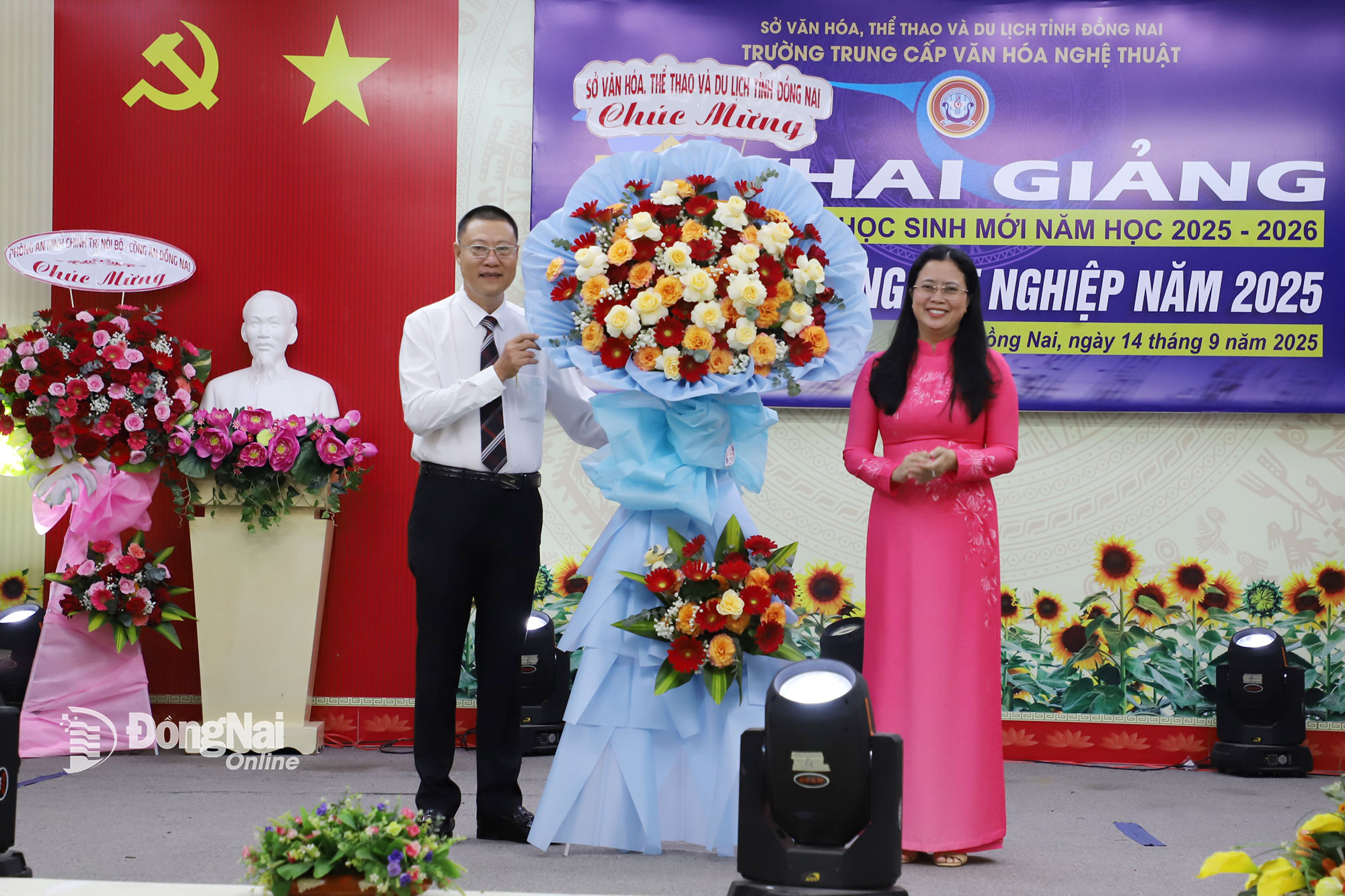 សមាជិកគណៈកម្មាធិការបក្សខេត្ត ប្រធានមន្ទីរវប្បធម៌ កីឡា និងទេសចរណ៍ខេត្ត Dong Nai Le Thi Ngoc Loan ជូនកន្ត្រកផ្កាអបអរសាទរសាលា។ រូបថត៖ My Ny  