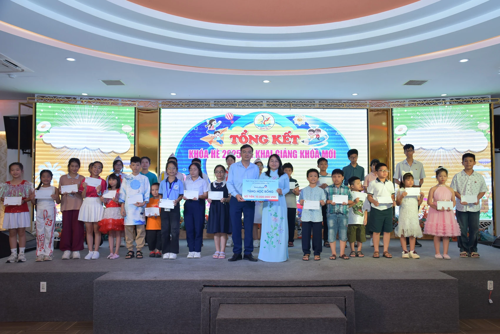 ផ្ទះកុមារខេត្ត និងអ្នកឧបត្ថម្ភបានផ្តល់អាហារូបករណ៍ដល់កុមារដែលមានលទ្ធផលសិក្សាល្អ និងស្ថានភាពលំបាក។