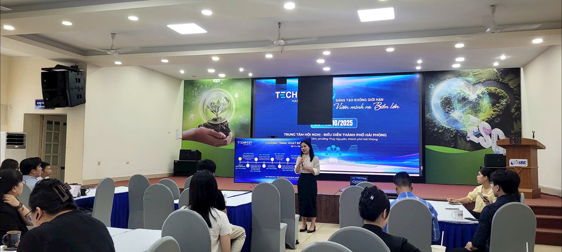 នាយកមជ្ឈមណ្ឌលគាំទ្រការចាប់ផ្តើមអាជីវកម្ម Haiphong Do Thi Nhung ជូនដំណឹង និងណែនាំ Techfest Haiphong 2025