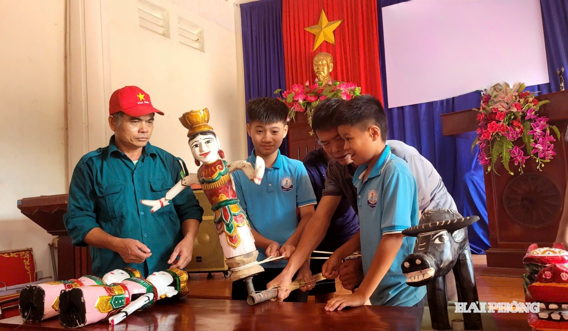 សិប្បករនៃភូមិសិប្បកម្មប្រពៃណីធ្វើអាយ៉ងនៅភូមិ Nhan Muc (ឃុំ Vinh Bao) ណែនាំក្មេងជំទង់ក្នុងការគ្រប់គ្រង និងស្គាល់អាយ៉ង។