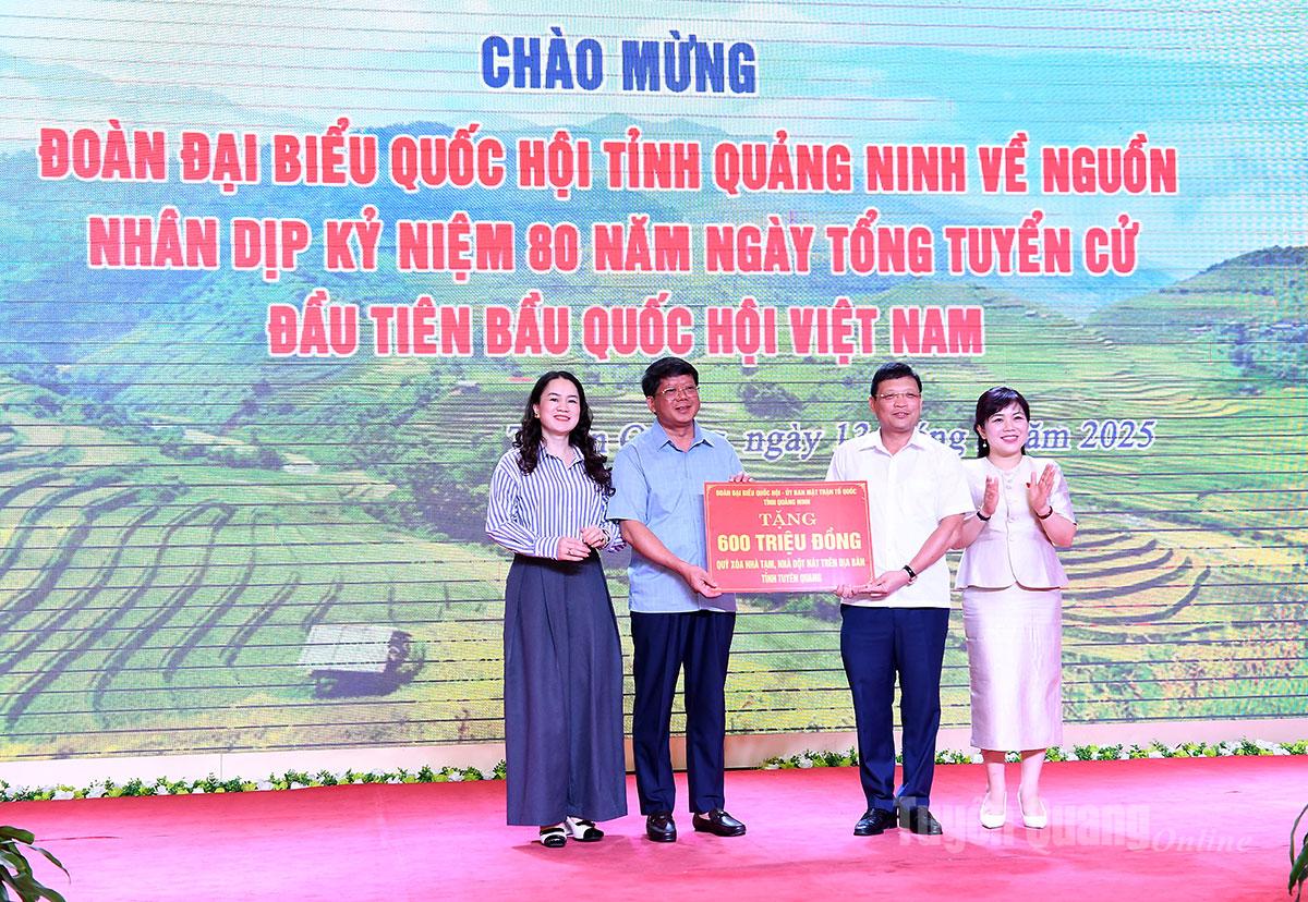 គណៈប្រតិភូរដ្ឋសភា - គណៈកម្មាធិការរណសិរ្សមាតុភូមិវៀតណាមខេត្ត Quang Ninh បានឧបត្ថម្ភថវិកាចំនួន ៦០០ លានដុង ដល់មូលនិធិដើម្បីលុបបំបាត់ផ្ទះបណ្តោះអាសន្ន និងដែលទ្រុឌទ្រោមនៅខេត្ត Tuyen Quang។