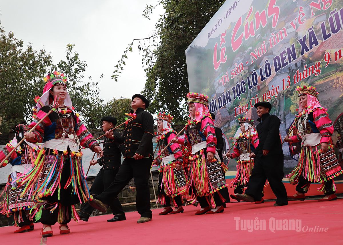 ការសម្តែងពិសេសដោយសិប្បករ Lo Lo ក្នុងពិធីគោរពបូជាដូនតារបស់ជនជាតិ Black Lo Lo ។