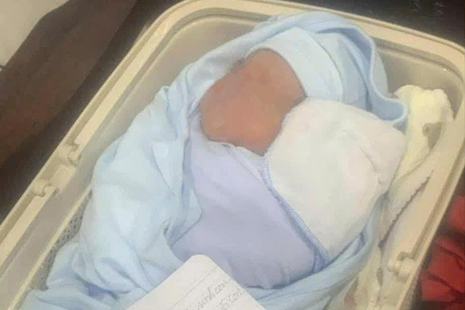 Bé trai 1 tháng tuổi bị bỏ rơi trước cổng nhà dân ở phường Lê Ích Mộc