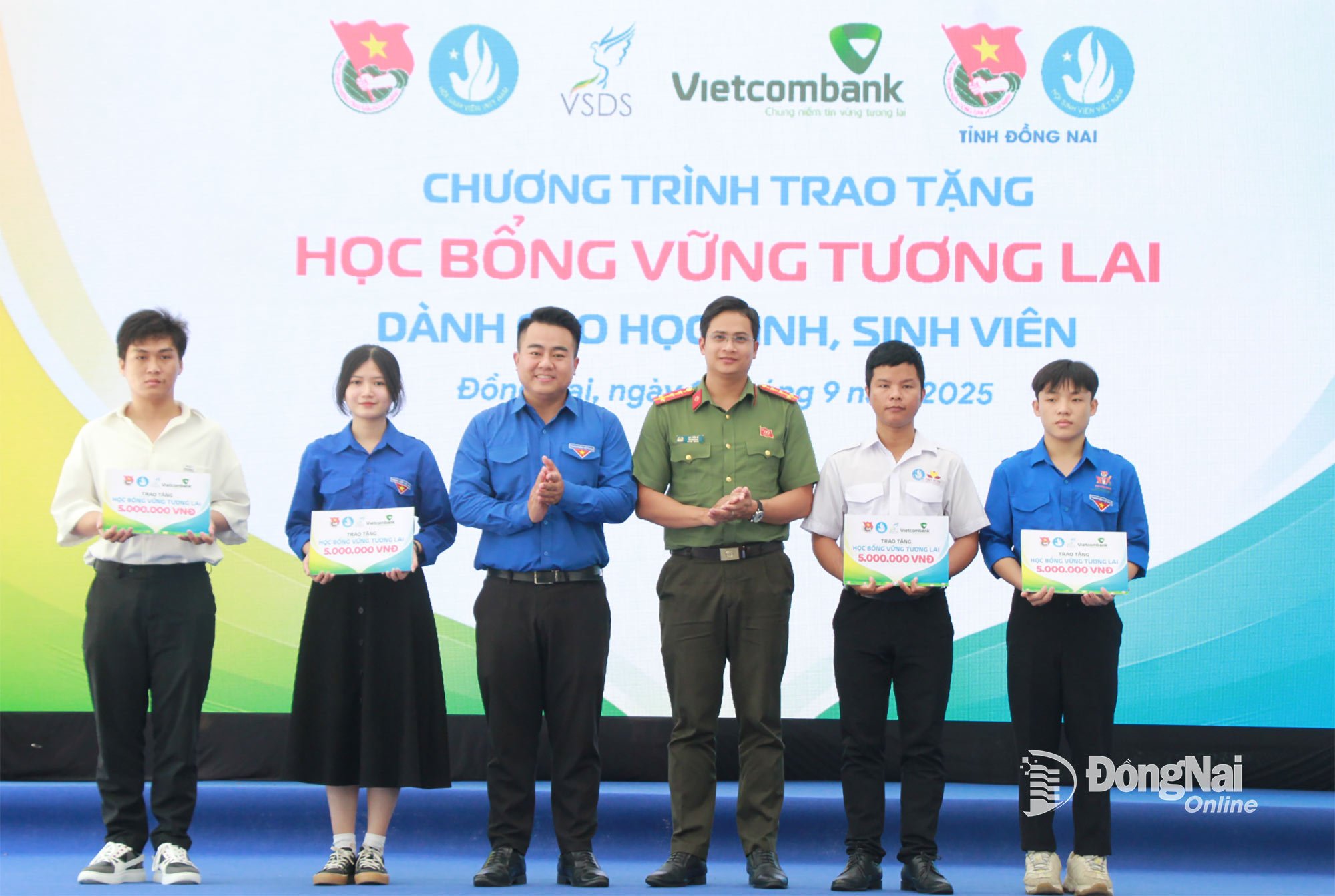 បុគ្គលចំនួន ៤ នាក់បានទទួលអាហារូបករណ៍ប្រភេទ B ។ រូបថត៖ Nga Son