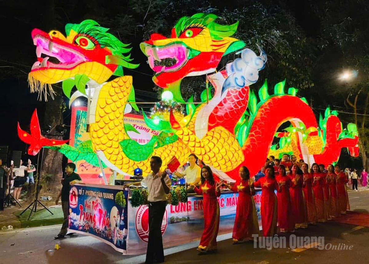 ម៉ូដែលដែលចូលរួមក្នុងក្បួនដង្ហែក្នុងវួដ Minh Xuan ត្រូវតែចុះឈ្មោះ និងផ្តល់ស្លាកសញ្ញាសម្គាល់ម៉ាក។