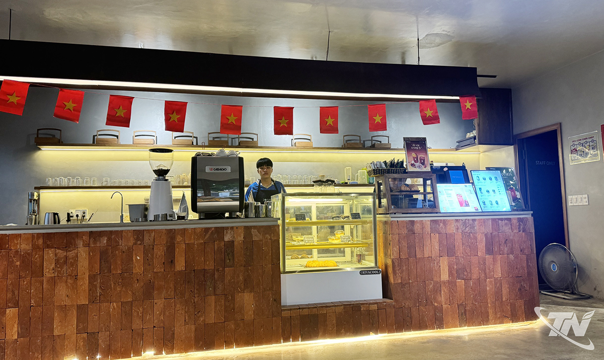 ហាងកាហ្វេ Almee, Phan Dinh Phung Ward មានភេសជ្ជៈរសជាតិ matcha ជាច្រើន។