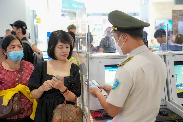 Áp dụng sinh trắc học VNeID tại 100% sân bay trong tháng 10/2025- Ảnh 1.