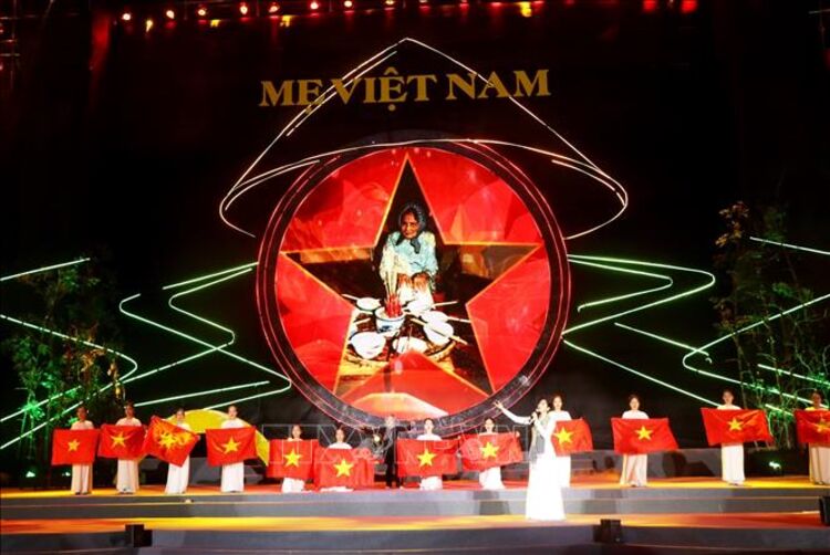 Xúc động Chương trình nghệ thuật ca ngợi mẹ Việt Nam anh hùng