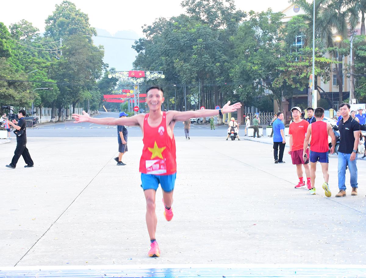 អត្ត​ព​លិ​ក Tran Tu Phap បាន​ឈ្នះ​រង្វាន់​ទី​១​ក្នុង​ការ​ប្រណាំង​ចម្ងាយ​១០​គីឡូម៉ែត្រ​ផ្នែក​បុរស​ក្នុង​ការ​ប្រកួត។
