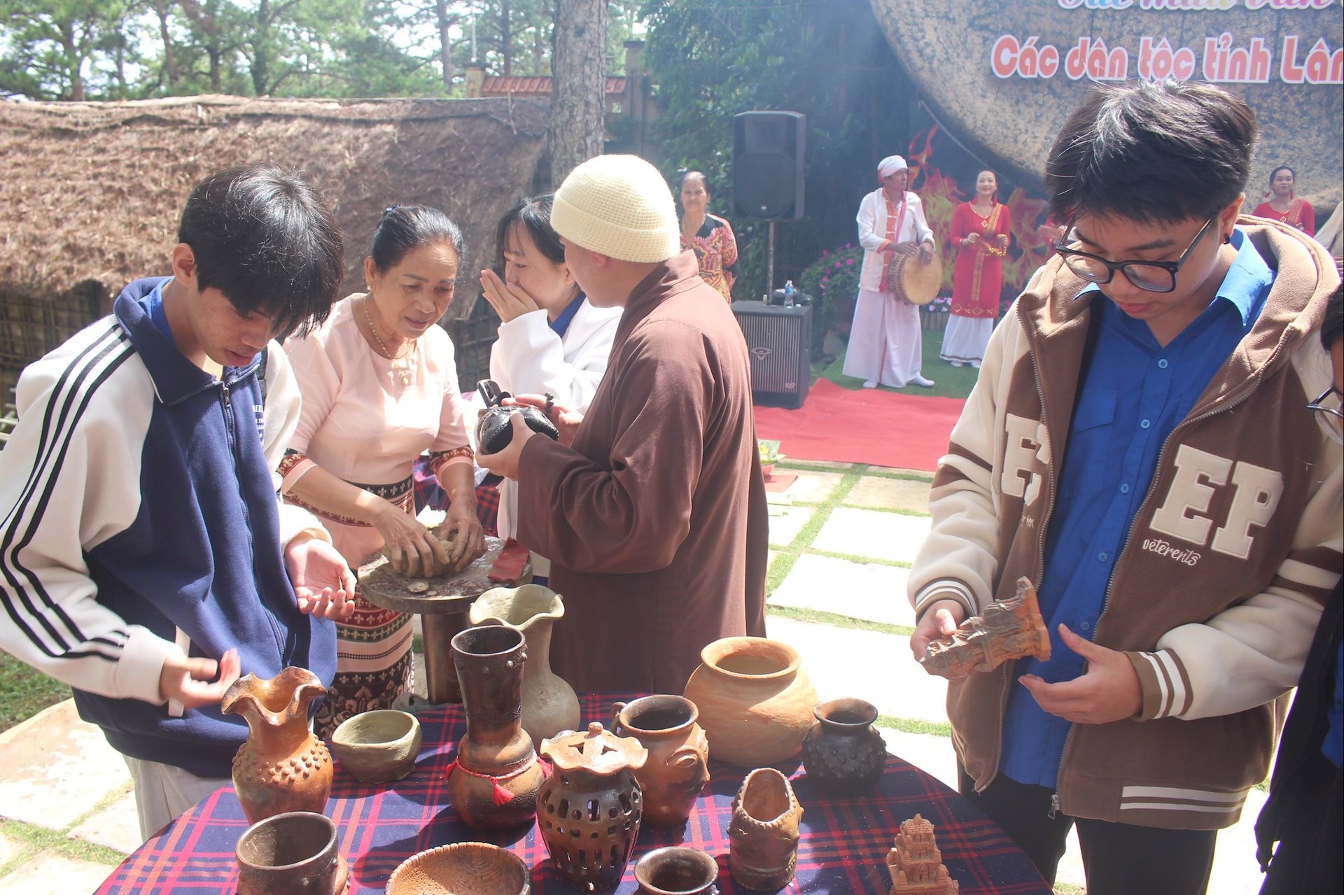 ធ