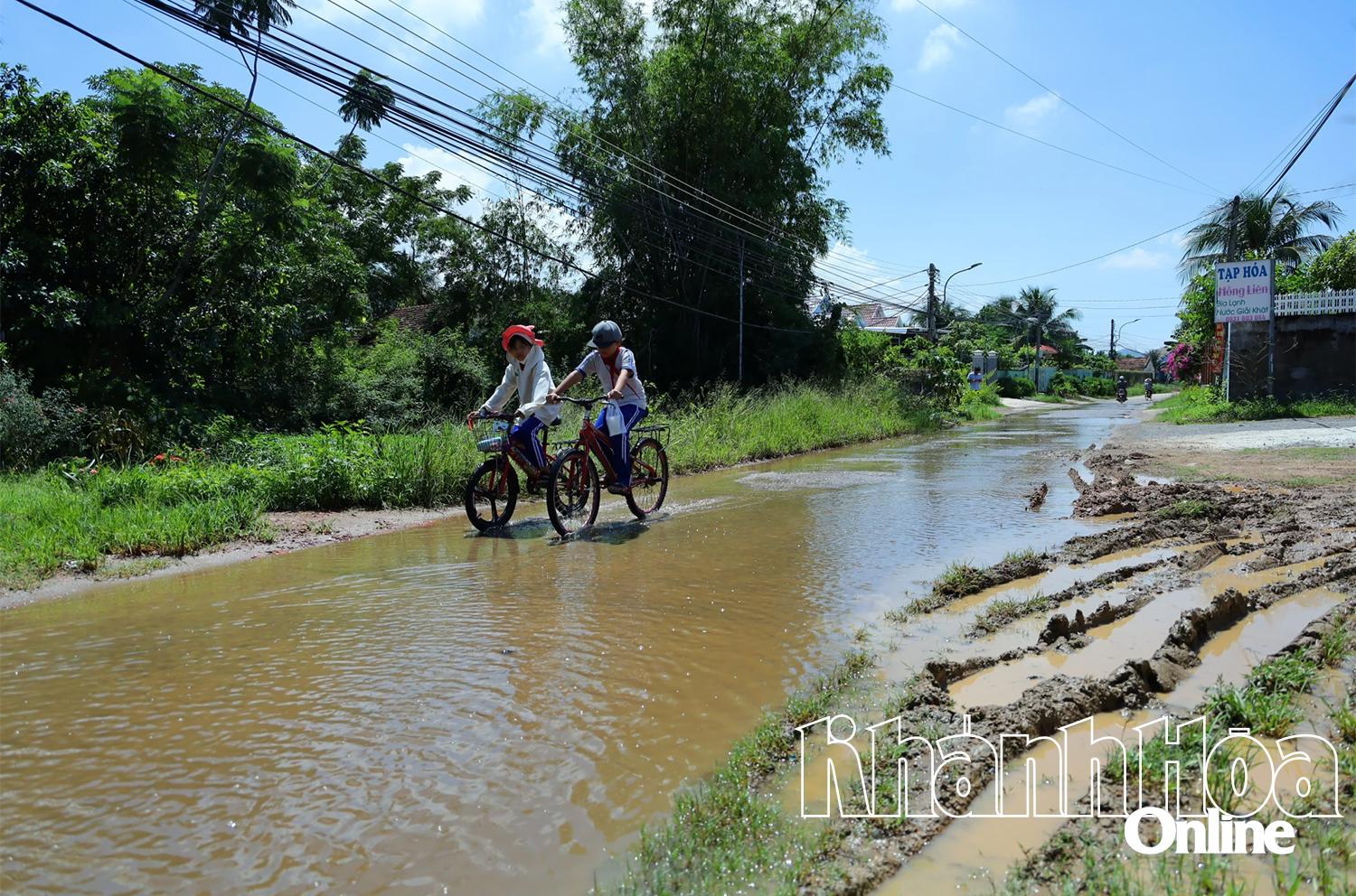 ផ្លូវ​លិច​ទឹក​នៅ​ភូមិ​ទួន​ថាវ។