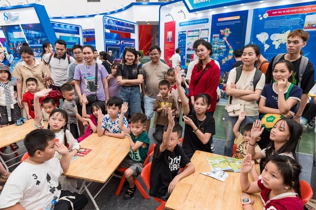 &quot;Biển người&quot; đổ về Triển lãm &quot;80 năm hành trình Độc lập-Tự do-Hạnh phúc&quot; trước ngày bế mạc - Ảnh 4.