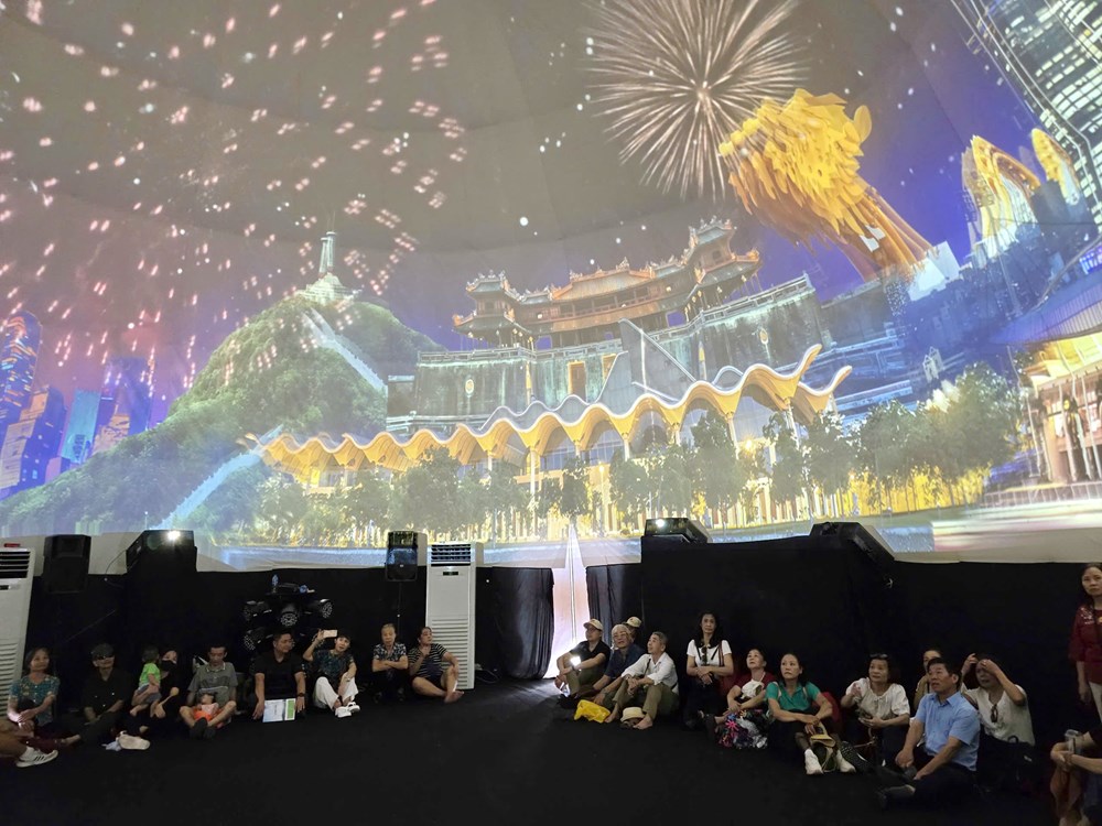 បាល់ LED យក្សធ្វើឱ្យមានការចាប់អារម្មណ៍យ៉ាងខ្លាំងនៅក្នុងពិព័រណ៍សមិទ្ធិផលជាតិ - រូបថត 3