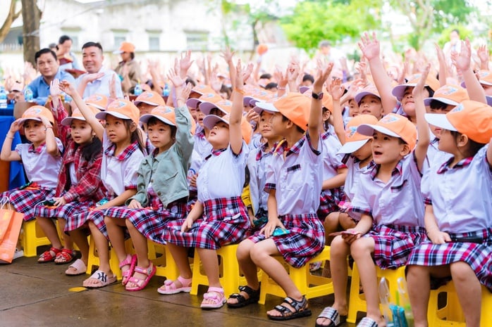 Tặng phòng máy tính “xịn xò” cho học sinh vùng biên - Ảnh 1.