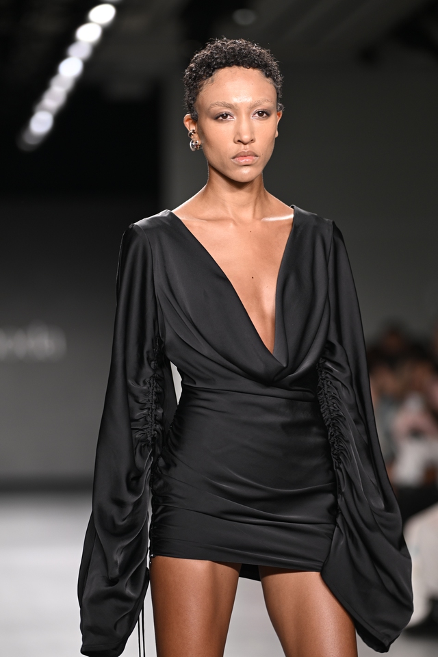 NTK Việt mang thời trang táo bạo lên New York Fashion Week  - Ảnh 4.