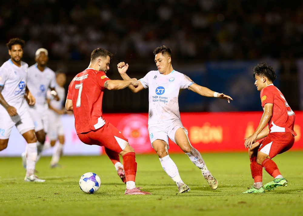 Canh vs Hai Phong 1.jpg