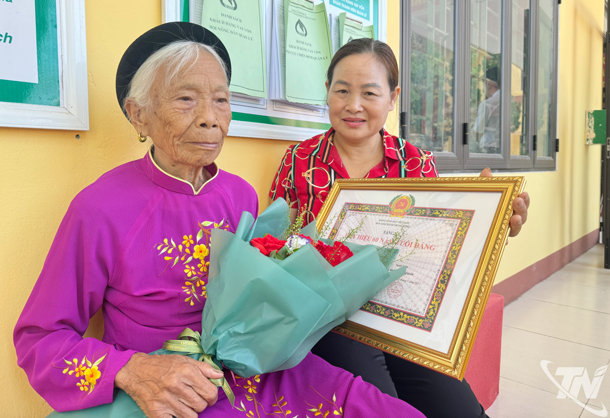  លោកស្រី Vu Thi Dao មានកិត្តិយសក្នុងការទទួលផ្លាកសញ្ញាសមាជិកបក្ស ៦០ឆ្នាំ។  
